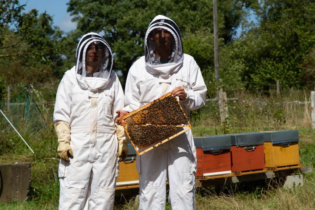Arnaud et Anne-Laure, apiculteurs récoltants du Rucher de La Doue, devant leurs ruches
