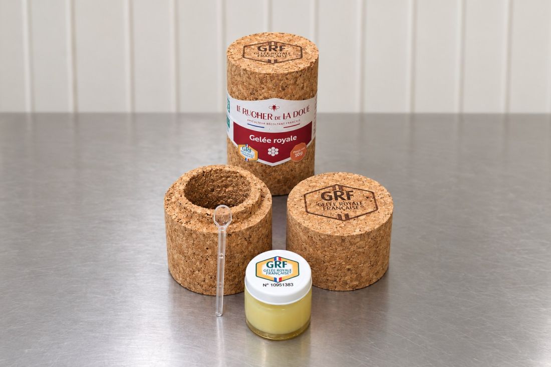 Gelée royale du Rucher de La Doue : étui en liège, pilulier en verre au label Gelée Royale Française et cuillère doseuse