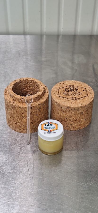 Pilulier de gelée royale au label GRF, numéroté, avec sa cuillère doseuse et son étui en liège ouvert